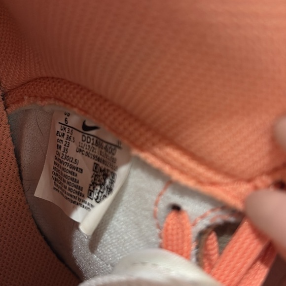 Coral Nike size 6 mid sneakers - Picture 4 of 4